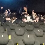 Uczniowie w skupieniu słuchają prelekcji