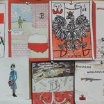 Kartki wykonane przez uczniów dotyczące Powstania Warszawskiego..jpg