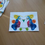 symetryczne prace dzieci wykonane farbami