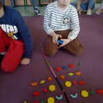 dzieci układają figury z klocków