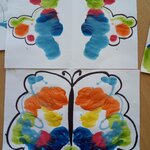 symetryczne prace dzieci wykonane farbami
