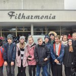 Zdjęcie przedstawia uczniów przed budynkiem Sali Koncertowej Opery i Filharmonii Podlaskie.jpg