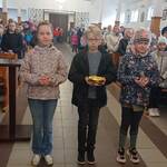 Dary ołtarza niosą Ola_ Łukasz i Klaudia.jpg