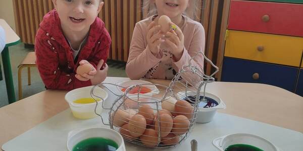 Chłopiec i dziewczynka z grupy Misie podczas malowania jajek..jpg