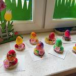 Jajka wykonane przez dzieci z grupy Żabki jako prezent z okazji Świat Wielkanocnych dla rodziców..jpg