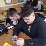 Zdjęcie 1-przedstawia tekst informujący o innowacji z języka angielskiego  dotyczącej nauki słownictwa . Znajduje się na nim logo platformy do nauki słówek InstaLing, logo chłopca z flagami polskimi i Wielkiej Brytanii i odrębne flagi Wielkiej Brytanii znajdujące się na górze zdjęcia.