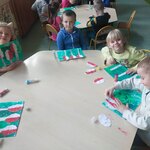 Dzieci z grupy Biedronki wykonują pracę plastyczną Patriotyczne brzozy..jpg