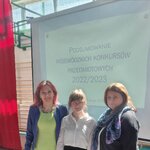 Uczennica podczas uroczystości z p.Dyrektor i nauczycielką..jpg