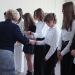 Uczennica otrzymuje zaświadczenie o tytule laureatki..JPG