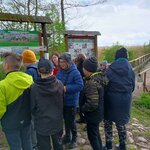 Grupa uczniów rozmawia ze sobą_ w tle kładka na wodzie.jpg
