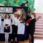 Występ uczennicy grającej na skrzypcach..jpg