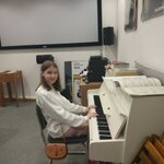 Zdjęcie 9 Dziewczynka gra na pianinie..jpg