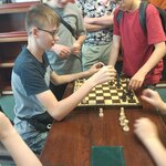 Zdjęcie 10 Chłopcy grają w szachy..jpg