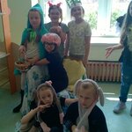 dzieci w strojach teatralnych pozują w domku bajkowej babci.jpg