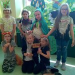 dzieci w strojach teatralnych pozują w bajkowym lesie (1).jpg