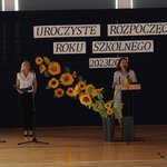 Dyrekcja-SP-12-przemawia-uroczyscie-rozpoczynajac-nowy-rok.JPG
