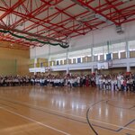 uczniowie_ hala sportowa.JPG