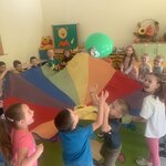 Dzieci z grupy Sówki podczas zabawy z chustą animacyjną i balonem.jpg
