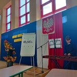 Uczeń grający na ksylofonie podczas apelu z okazji Dnia Komisji Edukacji Narodowej,