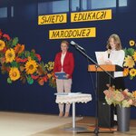Przedstawicielka Samorządu składająca życzenia nauczycielom i pracownikom oświaty.