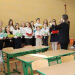 1460 - Chór dziewcząt podczas występu dyrygowany przez Panią Sylwię Szuchalską.