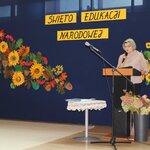 Przedstawiciel  Rady Rodziców przemawia do nauczycieli_ pracowników szkoły_ w tle dekoracj.jpg