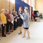 Pani dyrektor wręcza podziękowania pracownikom szkoły_ z prawej strony przy mównicy stoi P.jpg
