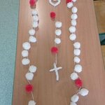 Różaniec wykonany z małych pomponów w kolorze białym i czerwonym .jpg