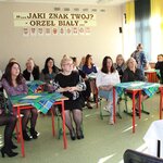 W sali siedzą zasłuchani pracownicy szkoły.JPG