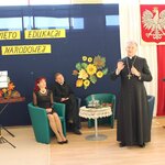 ks. Arcybiskup  przemawia do społeczności szkoły. Z lewej strony siedzą pani dyrektor i  k.jpg