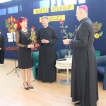 Podczas akademii  z okazji wizyty w SP 12 Arcybiskup  dr Józef Guzdek wręcza pani dyrektor.jpg