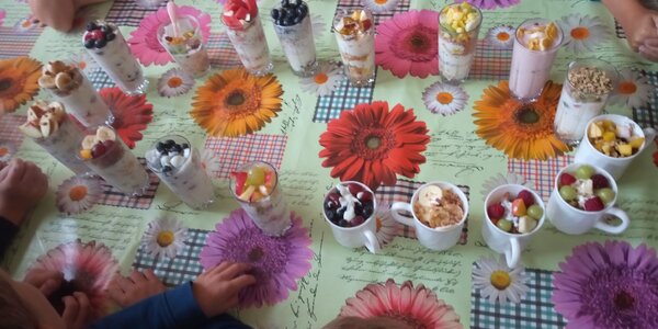 Desery jogurtowo - owocowe wykonane przez uczniów.jpg