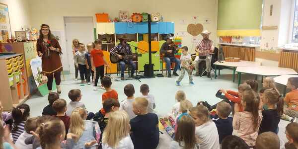 Dzieci z grupy Biedronki podczas audycji muzycznej w wykonaniu muzyków Arte Muza.jpg