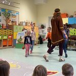 Na zdjęciu grupa Arte-Muza  prowadząca aktywności z udziałem dzieci przedszkolnych podczas audycji muzycznej..jpg