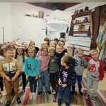 Dzieci z grupy Biedronki pozują do zdjęcia w szkolnej Izbie Tradycji.jpg