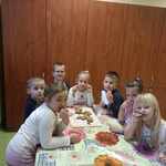 Dzieci z grupy Motylki w trakcie przygotowywania własnego pieczywa z okazji Tygodnia Zdrowego Chleba w Kuchcikowie..jpg