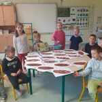 Dzieci z grupy Sówki podczas wykonywania pieczywa z masy solnejjpg.jpg
