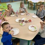 Dzieci z grupy Sówki konsumują przyrządzone zdrowe kanapki ( z chlebem żytnim oraz razowym).jpg