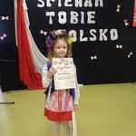 Dziewczynka z grupy Biedronki pozuje do zdjęcia podczas konkursu.jpg