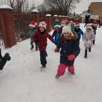 Dzieci z grupy Biedronki podczas Biegu Mikołajkowego.jpg