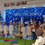 Dzieci z grupy Biedronki podczas występu bożonarodzeniowego dla Rodziców na tle dekoracji..jpg