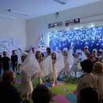 Dziewczynki z grupy Biedronki w strojach aniołków prezentują taniec z chustami..jpg