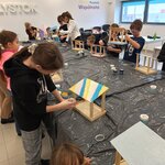 Sala Castoramy. Dzieci malują drewniane karmniki..jpg