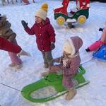 Dzieci z grupy „Pszczółek” podczas zimowych aktywności na szkolnym placu zabaw..jpg