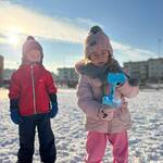 Dzieci z grupy Misie podczas zimowych zabaw.jpg