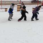 Dzieci z grupy Żabki podczas zimowych zabaw na podwórku.jpg