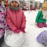 Dziewczynka z grupy Motylki pozuje do zdjęcia z kulą śnieżną..jpg