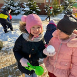 Dziewczynki z grupy Misie pozują do zdjęcia podczas zimowego wyjścia na podwórko.jpg