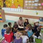 Dzieci z grupy Misie podczas czytania książeczek przez jedną z mam.JPG
