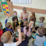 Dzieci z grupy Misie podczas omawiania przeczytanej książeczki.JPG